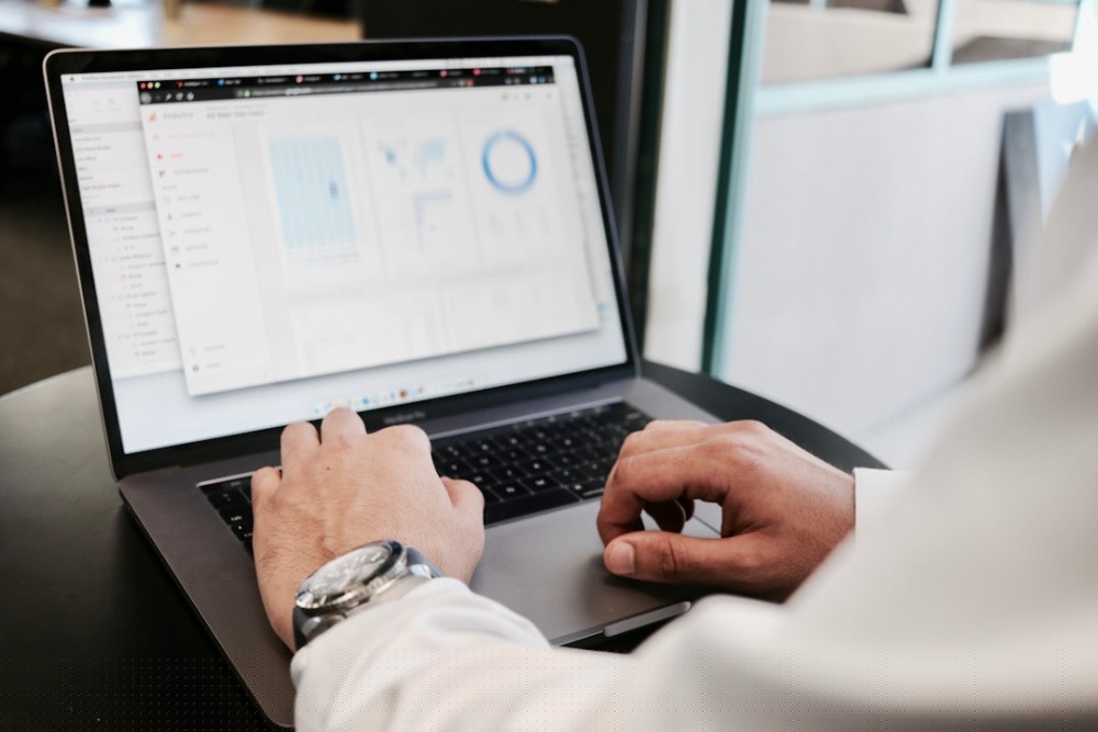 Marketing manager reviewing analytics to reevaluate email capture best practices