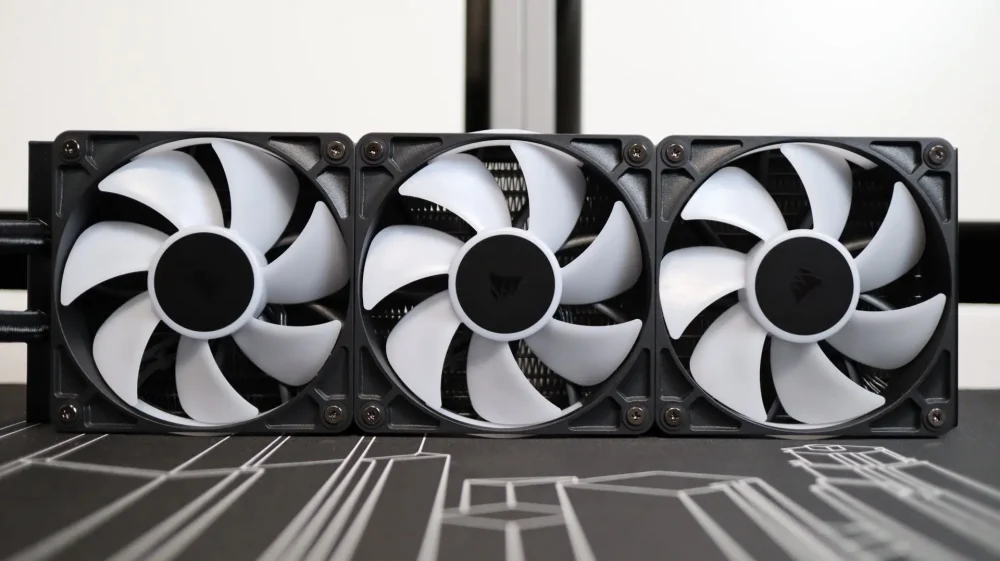 iCUE LINK TITAN 360 RX RGB